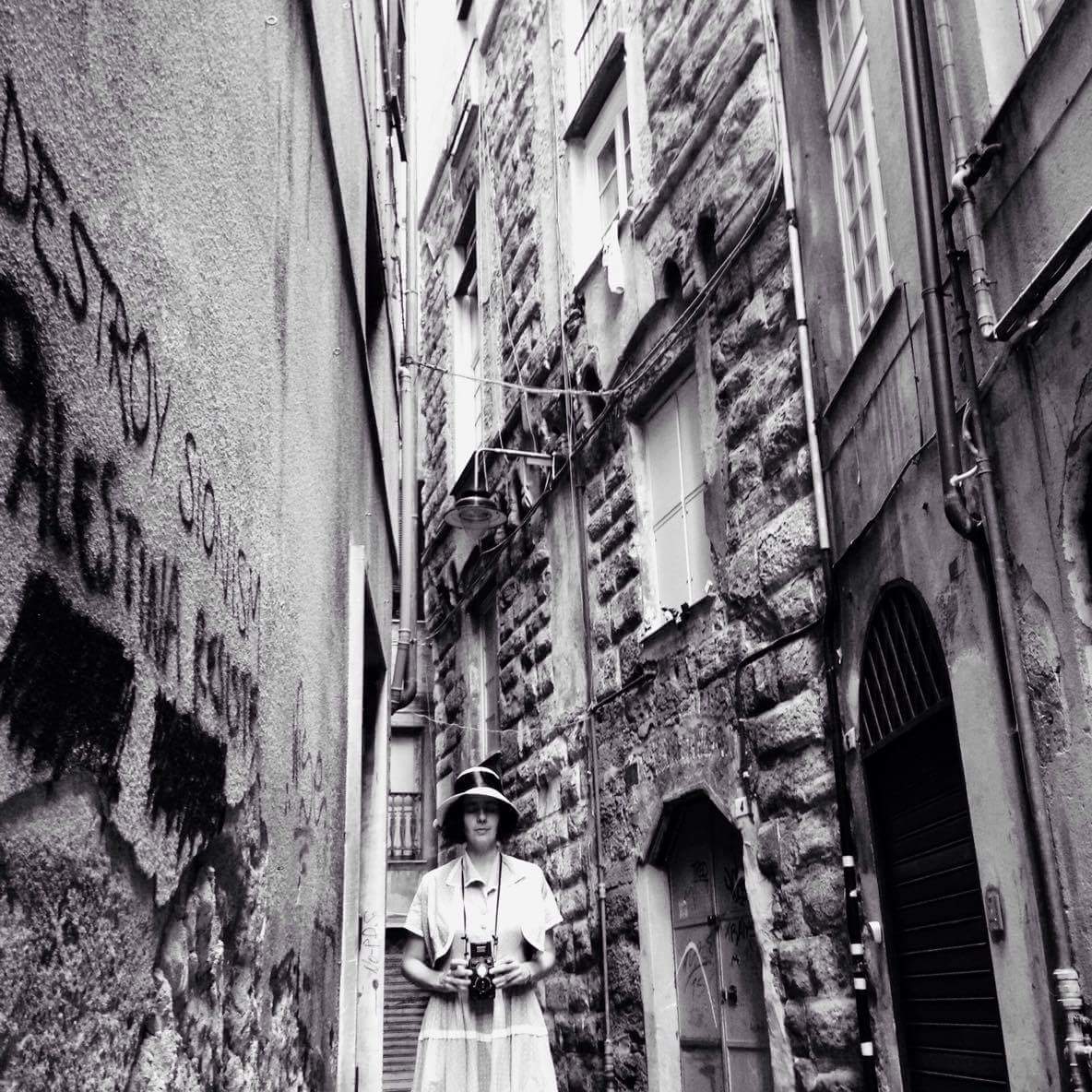 Daniela Carucci nei panni di Vivian Maier, per i vicoli del centro storico di Genova (foto di Paola Pietronave)