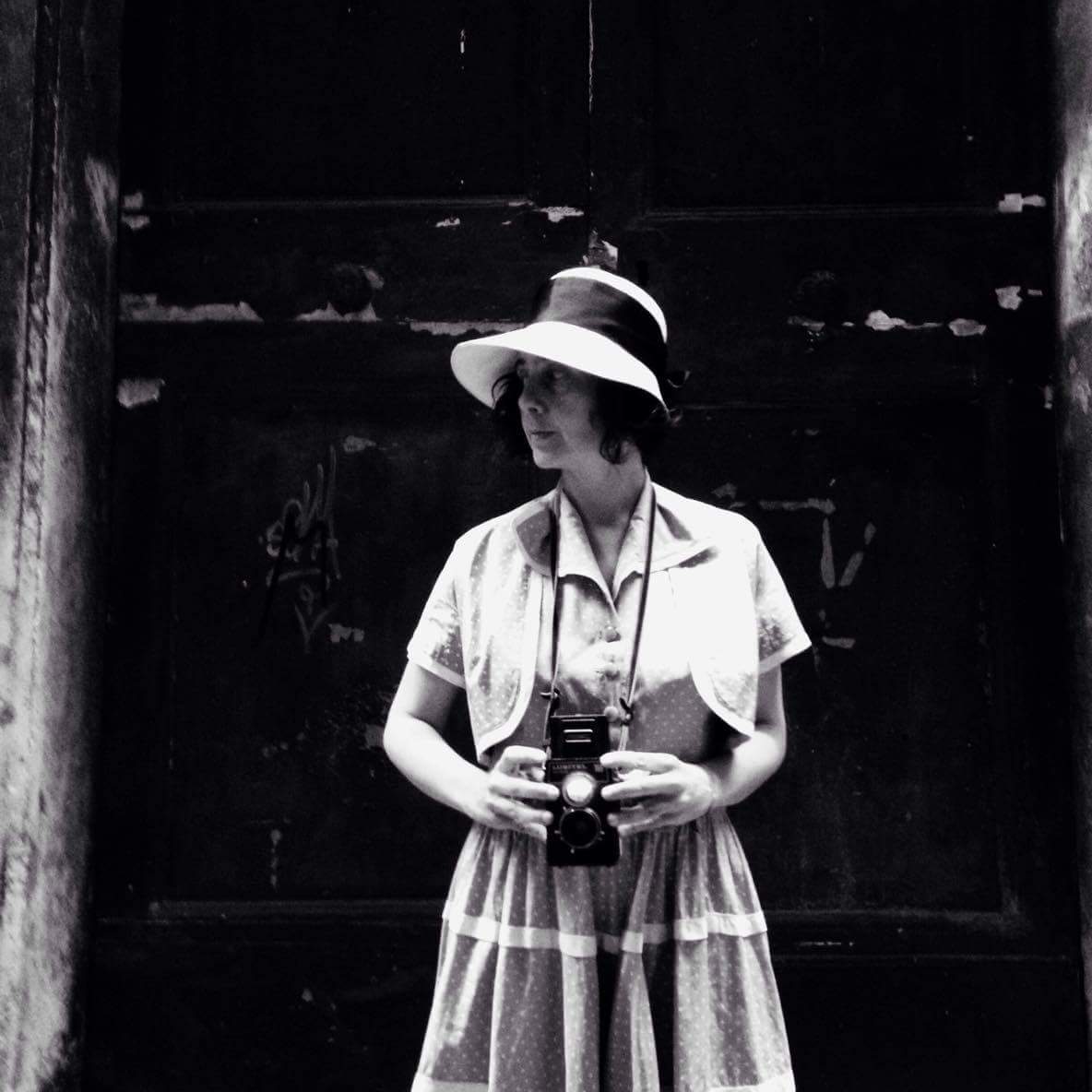 Daniela Carucci nei panni di Vivian Maier, per i vicoli del centro storico di Genova (foto di Paola Pietronave)